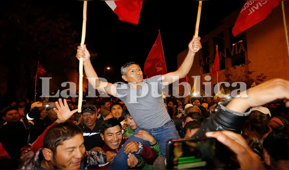 Cargado en hombros, Andrés Saya salió del Poder Judicial tras ser liberado.