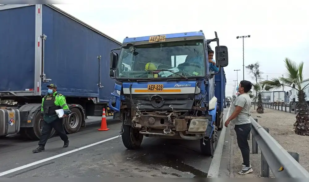 Los 4 vehículos pesados fueron retirados por grúas. Foto: Deysi Portuguez URPI-GLR Los 4 vehículos pesados fueron retirados por grúas. Foto: Deysi Portuguez URPI-GLR