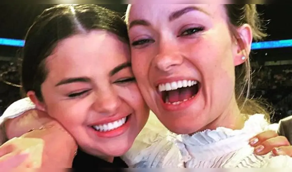 Selena Gomez luce increíble transformación en sus dientes chuecos Selena Gomez luce increíble transformación en sus dientes chuecos