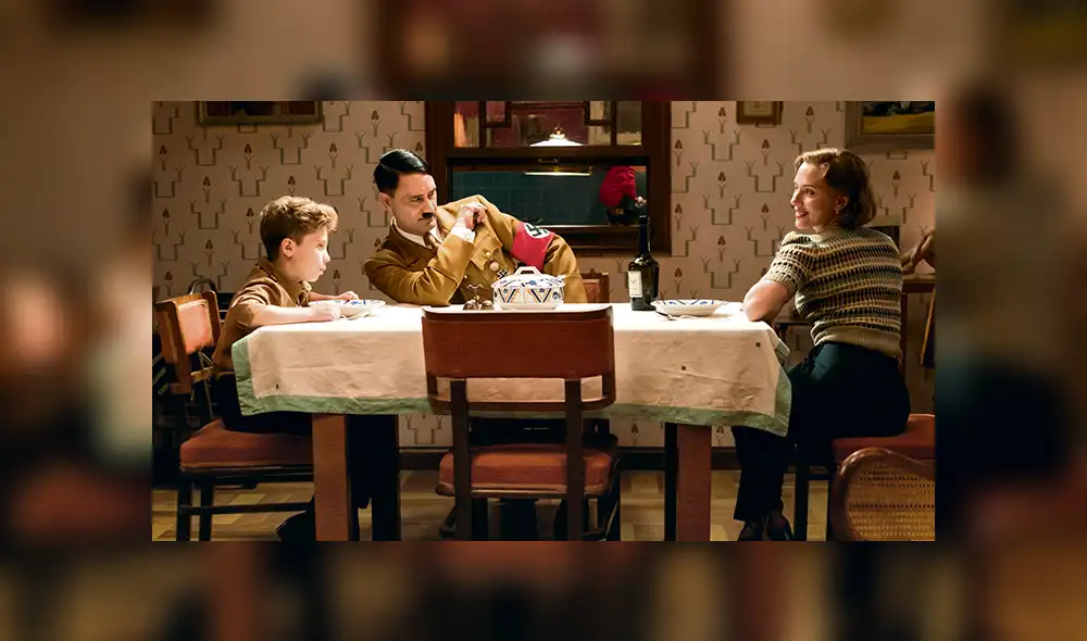 Escena. Roman Griffin Davis, junto a Waititi y Johansson.