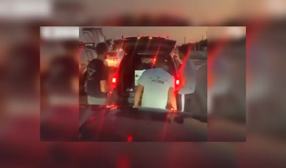 Desliza las imágenes para observar la ingeniosa idea que tuvieron unos jóvenes tras quedar atorados en el tráfico.