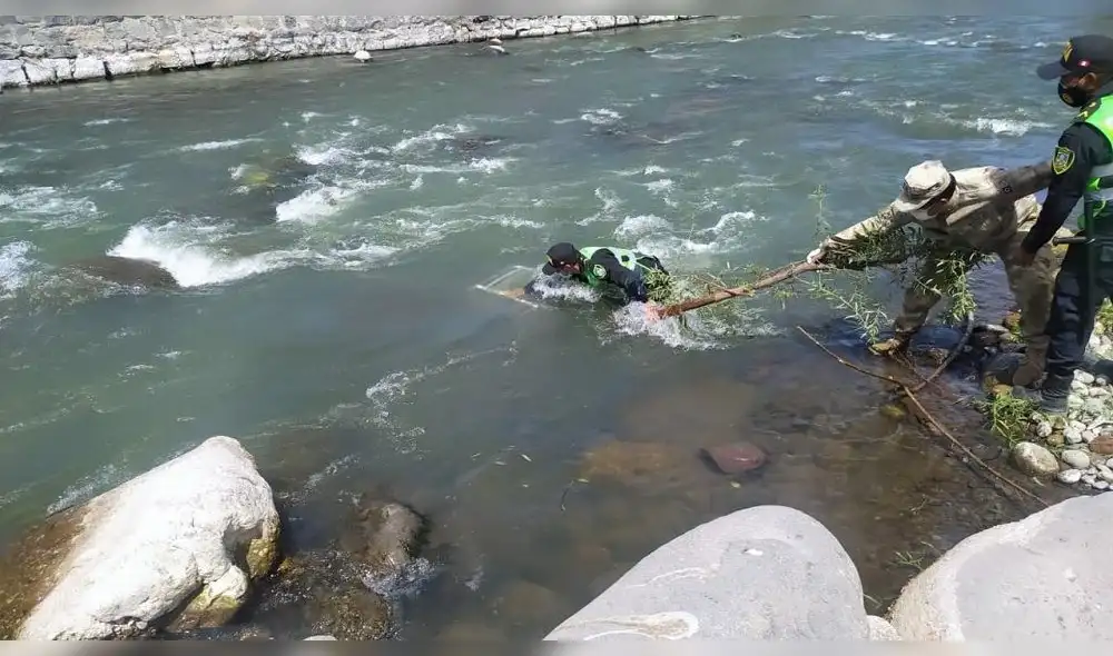 Arequipa. Policías intervinieron y evitaron que hombre atente contra su vida. Foto: Policía Nacional Arequipa. Policías intervinieron y evitaron que hombre atente contra su vida. Foto: Policía Nacional