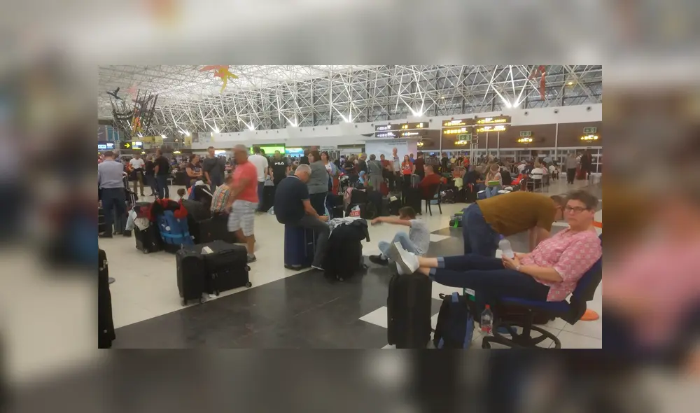 En las últimas horas se han tratado de retomar la actividad de los vuelos. La mayoría de pasajeros pasan el día en el aeropuerto. Foto: Difusión.