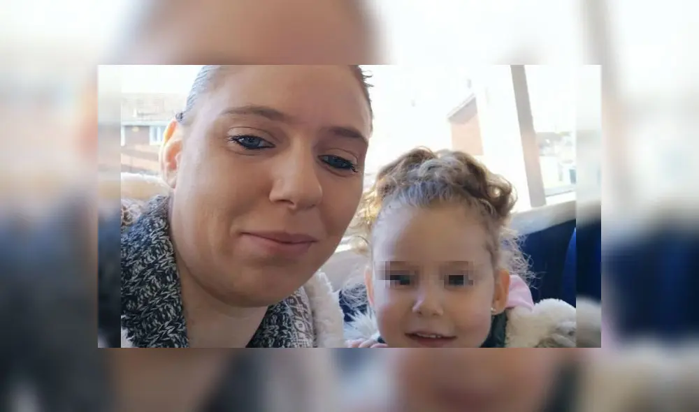 La pequeña agarró el teléfono de su madre y marcó a emergencias tras verla colapsar. Fuente: The Sun.