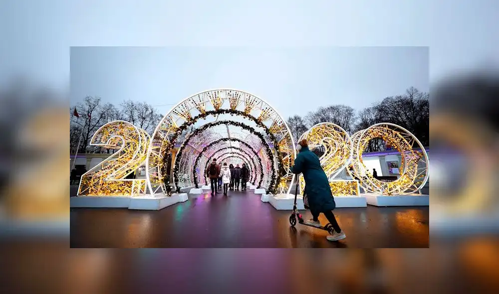 Varias personas pasean por una calle decorada con motivos navideños y con los números 2020 en referencia al nuevo año, instalados en el parque Sokolniki de Moscú (Rusia). EFE/Maxim Shipenkov. Varias personas pasean por una calle decorada con motivos navideños y con los números 2020 en referencia al nuevo año, instalados en el parque Sokolniki de Moscú (Rusia). EFE/Maxim Shipenkov.