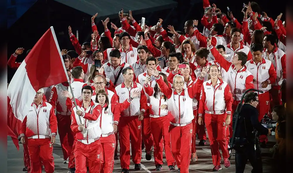 TOR115- TORONTO (CANAD¡), 10/07/2015.- El abanderado de Per˙, el jugador de squash Diego ElÌas, encabeza la delegaciÛn de su paÌs durante la ceremonia de inauguraciÛn de los Juegos Panamericanos hoy, viernes 10 de julio.
EFE/Javier Etxezarreta.