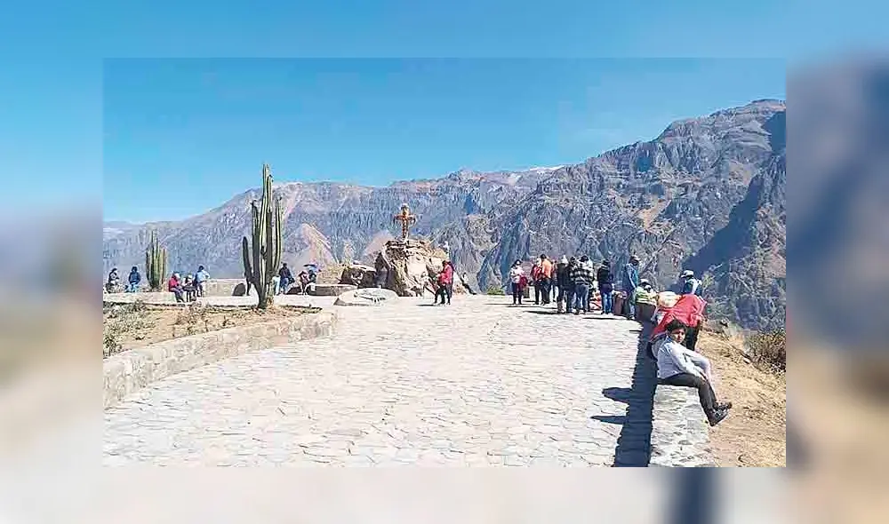 visitantes. Mirador en el Colca fue concurrido por turistas.