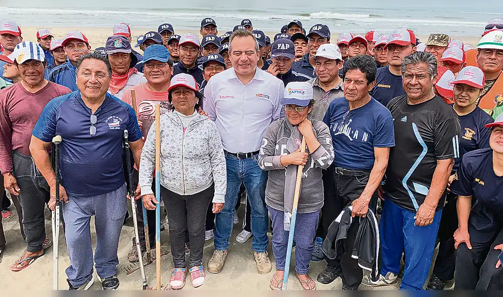 Integración. Ministro Vidal junto a voluntarios en la playa Santa Rosa tras labor de limpieza. Integración. Ministro Vidal junto a voluntarios en la playa Santa Rosa tras labor de limpieza.