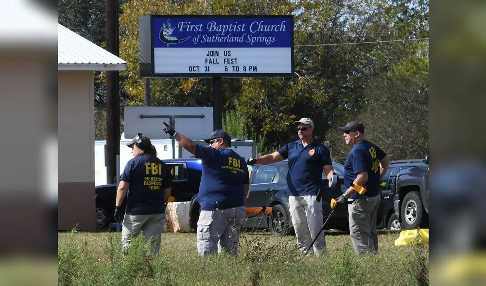 En esta foto de archivo tomada el 6 de noviembre de 2017, los agentes del FBI investigan un tiroteo masivo que mató a 26 personas en Sutherland Springs, Texas.