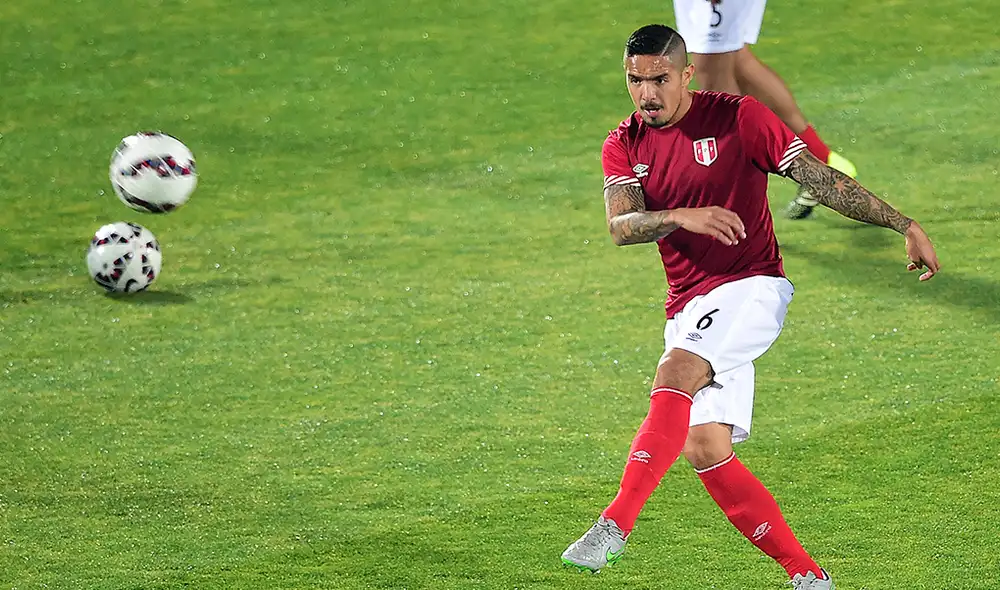 Roberto Carlos señaló que Juan Manuel Vargas podía ser su sucesor y que pudo jugar en el Real Madrid. | Foto: AFP