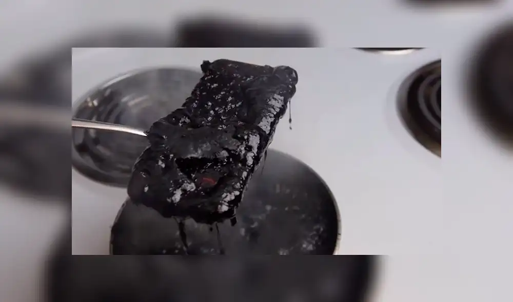 La mezcla cubrió por completo al celular.