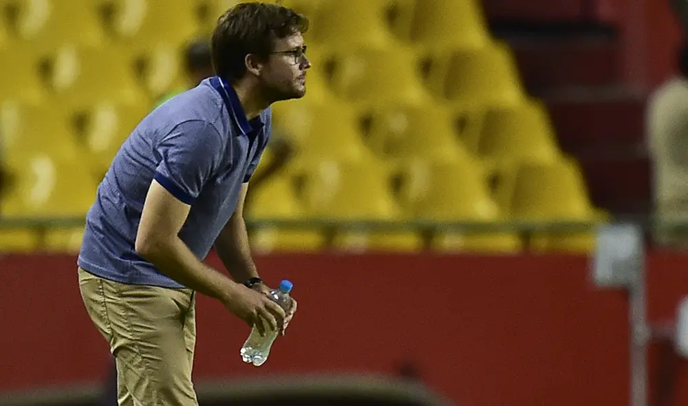 Técnico de Sporting Cristal, Manuel Barreto, se molestó con sus jugadores por recibir dos goles en menos de 15 minutos. Técnico de Sporting Cristal, Manuel Barreto, se molestó con sus jugadores por recibir dos goles en menos de 15 minutos.