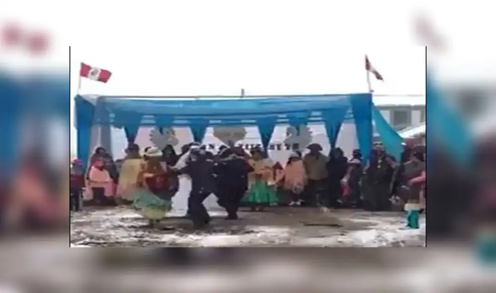 Facebook: Pareja contrajo matrimonio bajo intensa nevada en Puno [VIDEO]