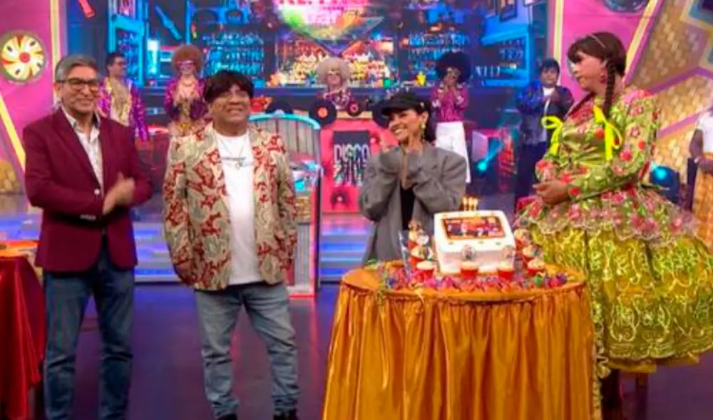 Manolo Rojas fue homenajeado durante la última emisión del programa El reventonazo de la chola. Foto: captura América TV Manolo Rojas fue homenajeado durante la última emisión del programa El reventonazo de la chola. Foto: captura América TV