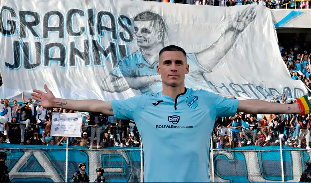 Niño hincha de Bolívar se arrodilló ante Juan Miguel Callejón.