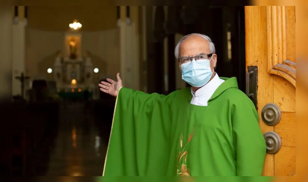 El padre José Zegarra se prepara para reabrir las puertas del Templo Expiatorio Sagrado Corazón de Jesús, de Magdalena del Mar. Foto: John Reyes. El padre José Zegarra se prepara para reabrir las puertas del Templo Expiatorio Sagrado Corazón de Jesús, de Magdalena del Mar. Foto: John Reyes.
