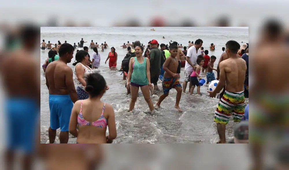 Agua Dulce se vio repleta de personas, quienes llegaron con sombrillas y muchas ganas de pasar el primer día del año. (Foto: Jorge Cerdán / La República)
