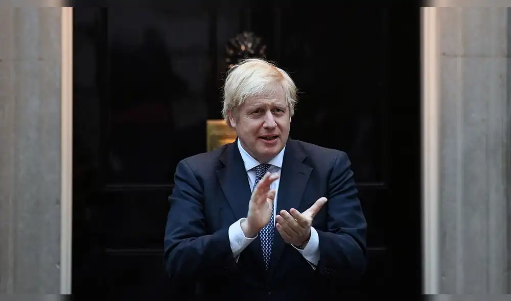 El primer ministro de Gran Bretaña, Boris Johnson, participa en una "palmada a los cuidadores" nacional para agradecer el trabajo de los trabajadores del NHS (Servicio Nacional de Salud) contra la nueva pandemia de coronavirus. El primer ministro de Gran Bretaña, Boris Johnson, participa en una "palmada a los cuidadores" nacional para agradecer el trabajo de los trabajadores del NHS (Servicio Nacional de Salud) contra la nueva pandemia de coronavirus.