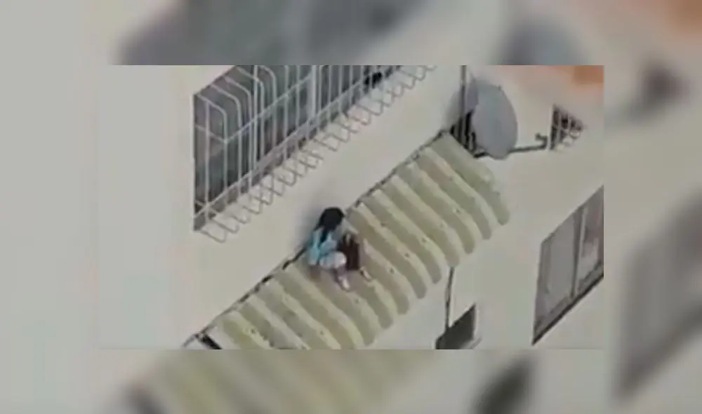 Niña se quedó sentada en el techo de una venta mientras era rescatada. Foto: captura de video. Niña se quedó sentada en el techo de una venta mientras era rescatada. Foto: captura de video.