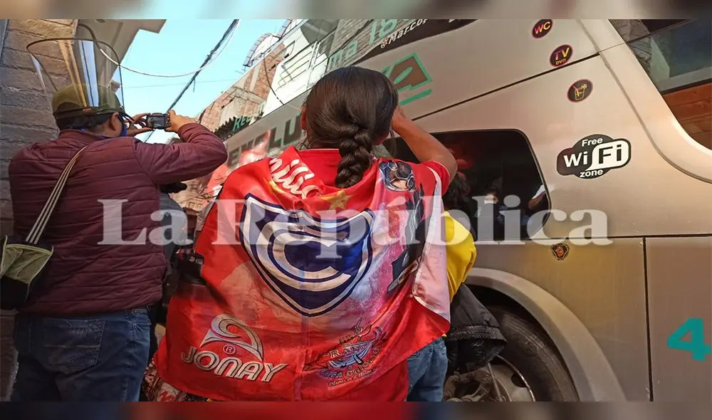 Hinchas llegaron al hotel de concentración para despedir a los jugadores.
