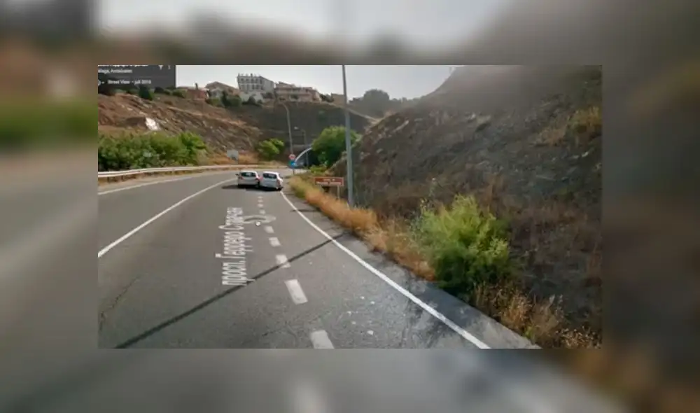 Desliza las imágenes para ver la increíble escena que registró Google Maps en una carretera de España. Foto: Google Desliza las imágenes para ver la increíble escena que registró Google Maps en una carretera de España. Foto: Google