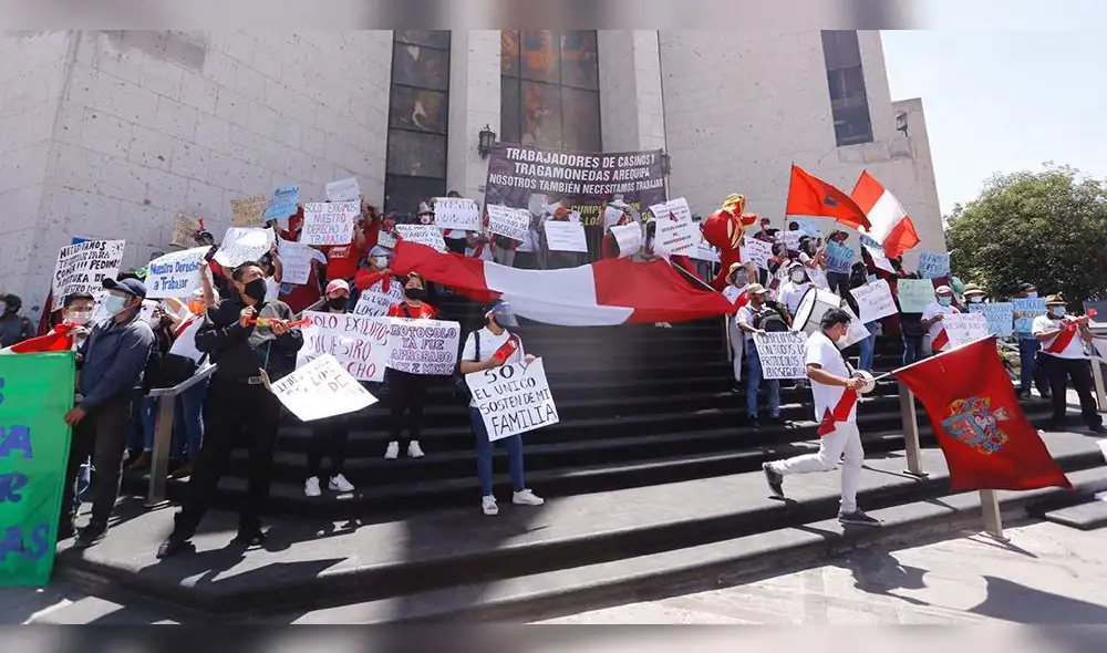 Manifestantes piden que Gobierno les de una fecha para el reinicio de sus trabajos. Foto: Oswald Charca. Manifestantes piden que Gobierno les de una fecha para el reinicio de sus trabajos. Foto: Oswald Charca.