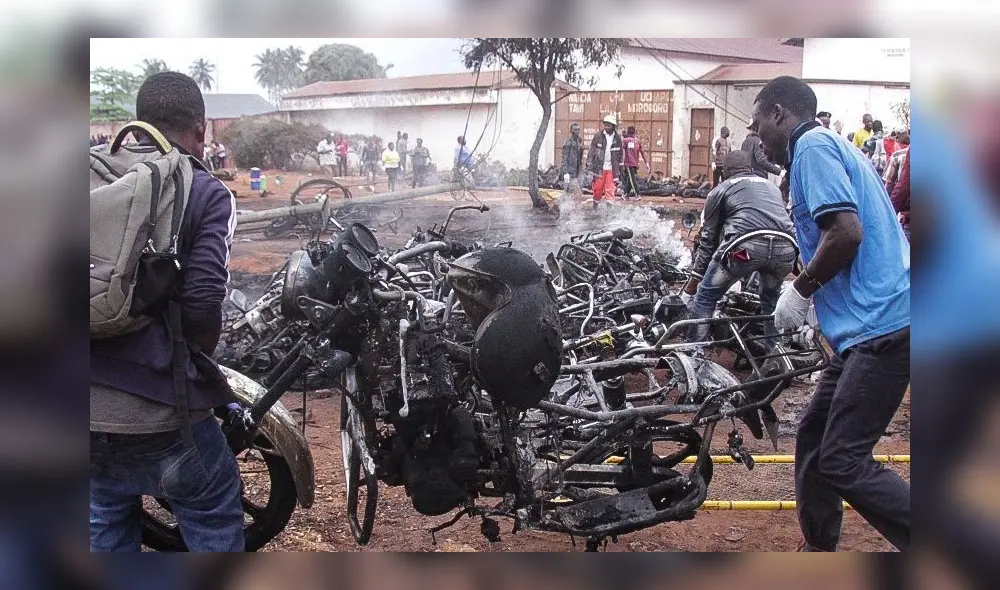 Poco después de que el vehículo volcara, conductores de mototaxis y vecinos de la zona afluyeron al lugar. Foto: AFP.