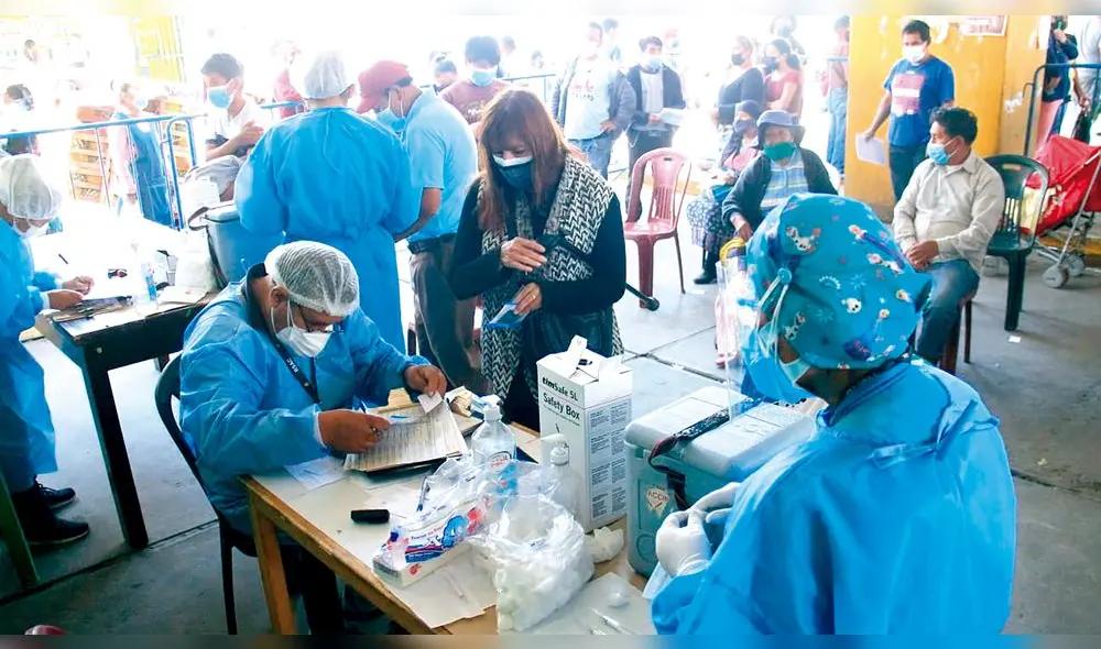 alternativa. Vacunación es una de las m,edidas para salvagiuardar a población y evitar nuevos contagios.