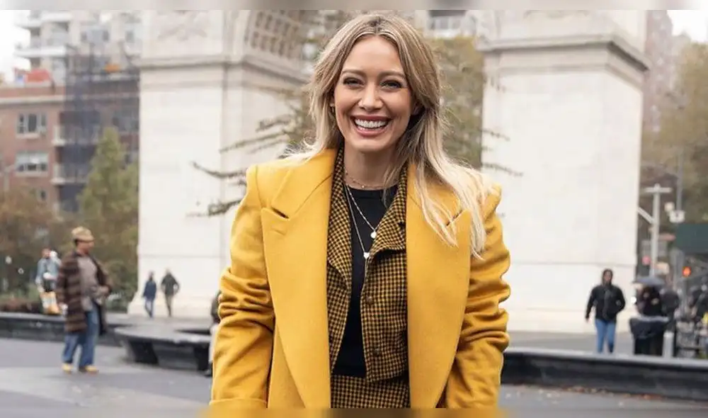 Hillary Duff se deja maquillar por su hijo. Foto: Instagram