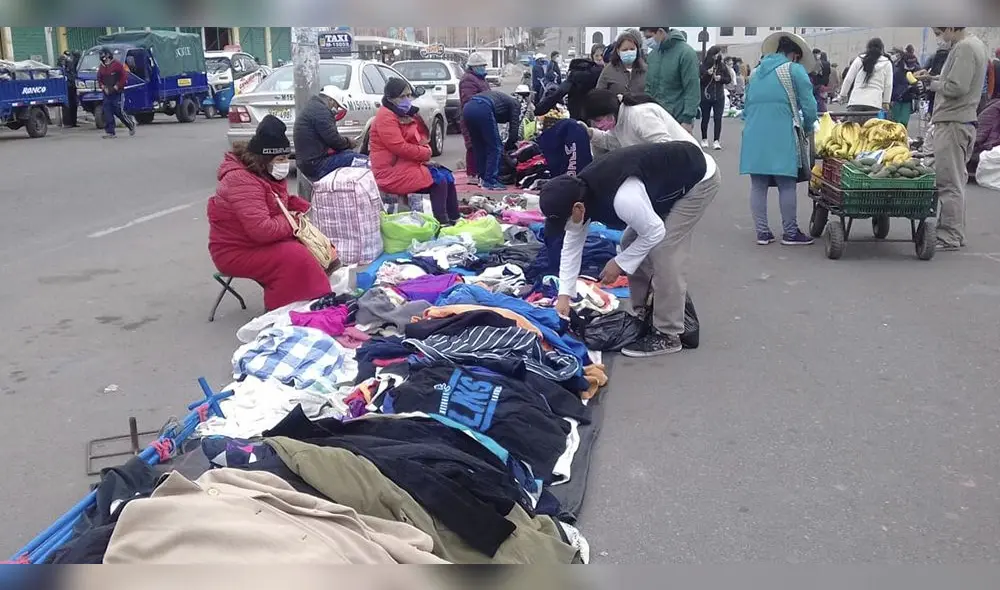 Decenas de comerciantes salieron a vender a las calles cerca del estadio La Bombonera.