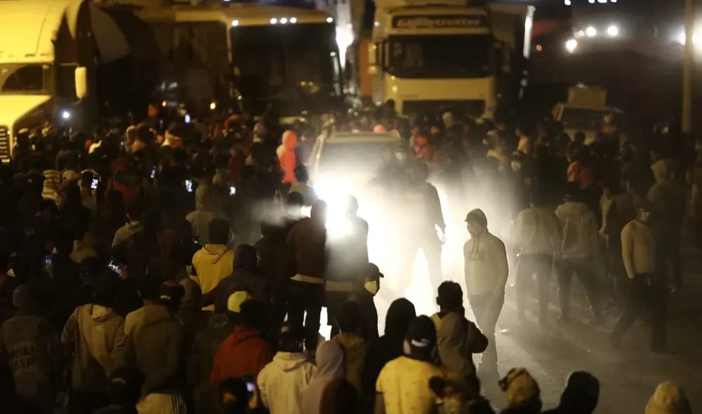 Luego de tregua, manifestantes en Ica dejaron pasar a buses interprovinciales. Foto: Aldair Mejía/La República Luego de tregua, manifestantes en Ica dejaron pasar a buses interprovinciales. Foto: Aldair Mejía/La República