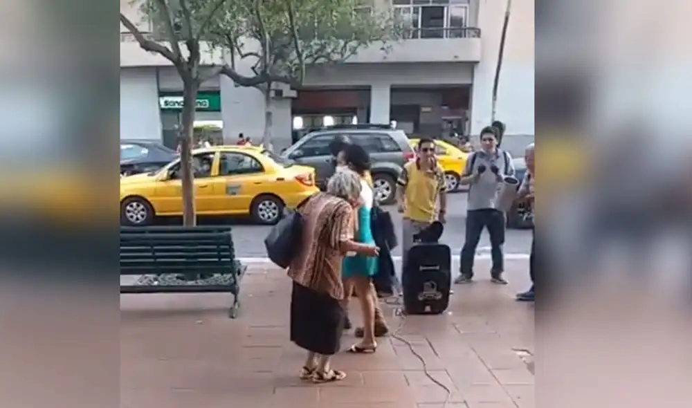 Desliza hacia la izquierda para conocer más sobre esta divertida anciana que bailó al ritmo de una pegajosa salsa en plena calle. Foto: captura de TikTok
