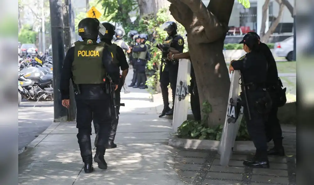 Plantón en solidaridad a IDL por arremetida fujimorista [FOTOS]