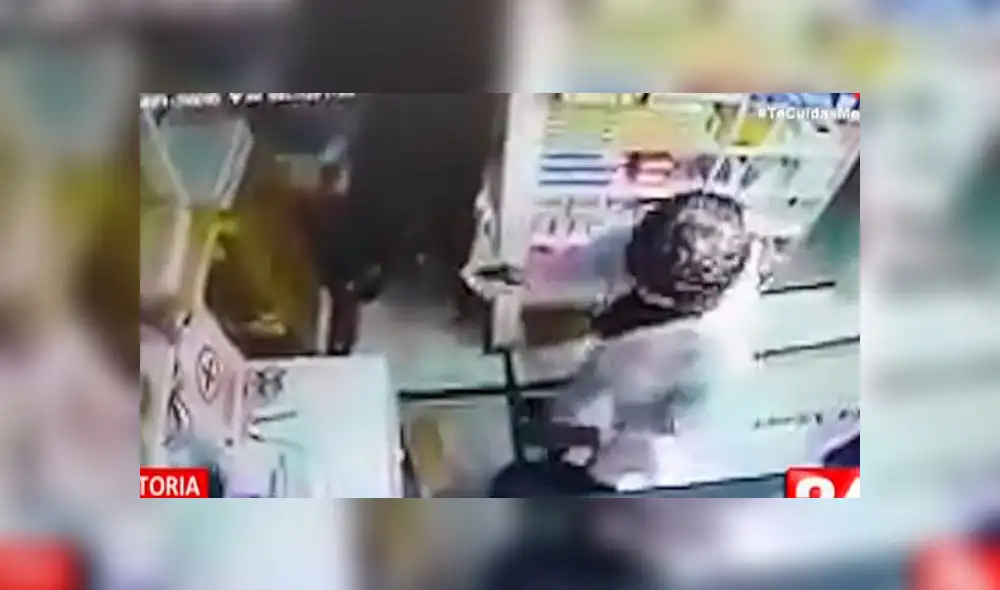 Los malhechores huyeron en una motocicleta. Foto: captura de Panamericana TV Los malhechores huyeron en una motocicleta. Foto: captura de Panamericana TV