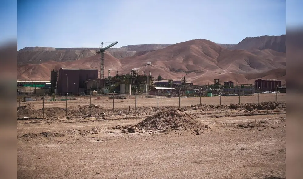 ACOMPAÑA CRÓNICA: CHILE MINERÍA - AME7130. CALAMA (CHILE), 15/08/2019.- Vista exterior de la mina subterránea de cobre Chuquicamata durante la inauguración de su nuevo yacimiento el 14 de agosto de 2019, cerca de la norteña ciudad de Calama (Chile). La mina resurgió de su polvo anaranjado para comenzar una nueva era del yacimiento, en este caso bajo tierra, mientras cierra 104 años de historia a rajo abierto que quedarán como una cicatriz de un kilómetro de profundidad en mitad del desierto de Atacama. Una renovación que aumentará la vida útil de la explotación por 40 años más y que dotará al proyecto de tecnología de punta que actualice en el subterráneo las operaciones que se han estado realizando hasta ahora en el gigantesco cráter de la superficie, a 2.870 metros de altitud en la norteña región de Antofagasta. EFE/ Alberto Peña ACOMPAÑA CRÓNICA: CHILE MINERÍA - AME7130. CALAMA (CHILE), 15/08/2019.- Vista exterior de la mina subterránea de cobre Chuquicamata durante la inauguración de su nuevo yacimiento el 14 de agosto de 2019, cerca de la norteña ciudad de Calama (Chile). La mina resurgió de su polvo anaranjado para comenzar una nueva era del yacimiento, en este caso bajo tierra, mientras cierra 104 años de historia a rajo abierto que quedarán como una cicatriz de un kilómetro de profundidad en mitad del desierto de Atacama. Una renovación que aumentará la vida útil de la explotación por 40 años más y que dotará al proyecto de tecnología de punta que actualice en el subterráneo las operaciones que se han estado realizando hasta ahora en el gigantesco cráter de la superficie, a 2.870 metros de altitud en la norteña región de Antofagasta. EFE/ Alberto Peña