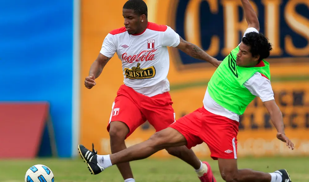 Santiago Acasiete contó detalles de los duelos que tuvo con Jefferson Farfán. | Foto: AP Santiago Acasiete contó detalles de los duelos que tuvo con Jefferson Farfán. | Foto: AP