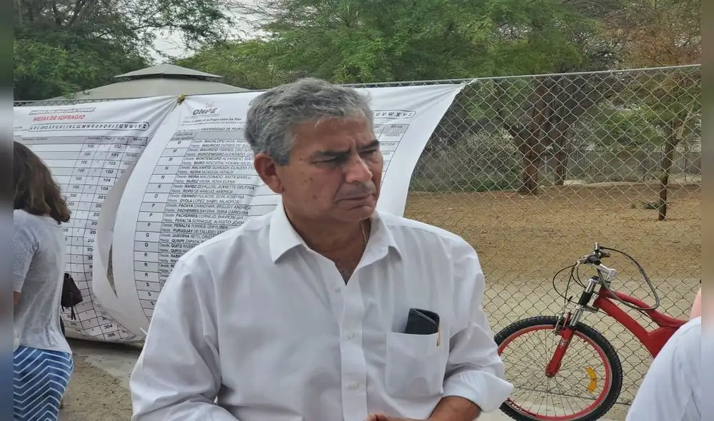 Aspirante al gobierno regional llega a emitir su voto. Foto: Almendra Ruesta