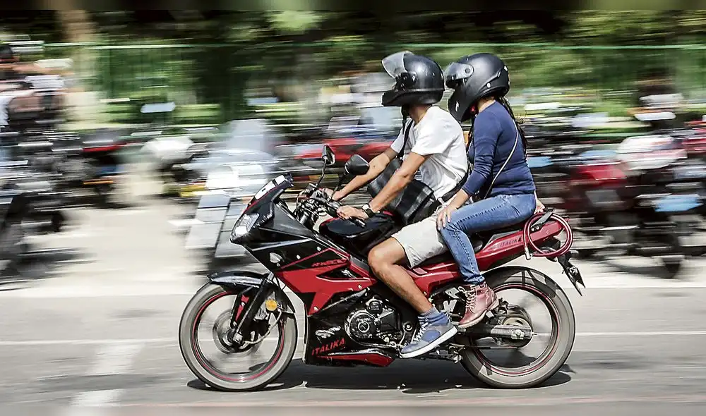 Prohibición de dos personas en moto causa polémica