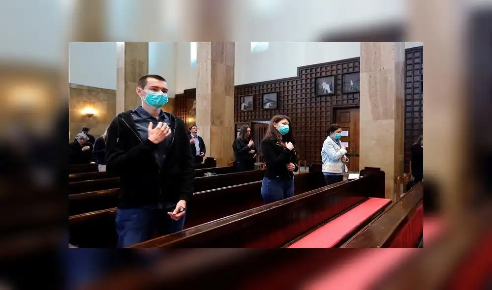 La rutina en los templos religiosos también cambió. En Croacia, por ejemplo, reportan misas con desinfectante y sin agua bendita tras un mes de confinamiento. Foto: EFE La rutina en los templos religiosos también cambió. En Croacia, por ejemplo, reportan misas con desinfectante y sin agua bendita tras un mes de confinamiento. Foto: EFE
