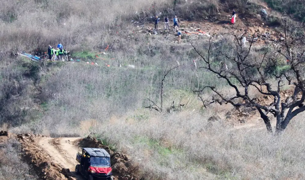 Rescatistas recuperan tres cuerpos del accidente de Kobe Bryant.