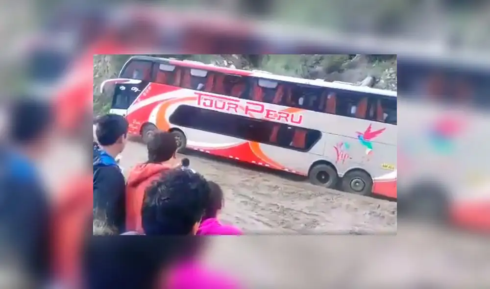 Facebook: así lograron unos pasajeros que bus atraviese quebrada llena de lodo | VIDEO