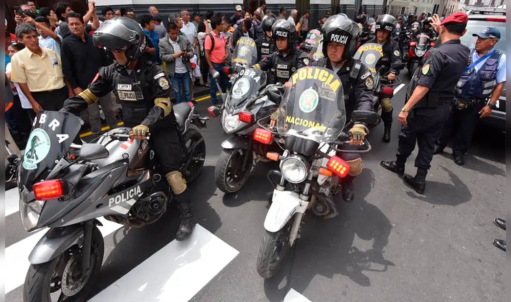 Decenas de efectivos fueron hasta al local para controlar la situación. (Foto: Melissa Merino / La República) Decenas de efectivos fueron hasta al local para controlar la situación. (Foto: Melissa Merino / La República)