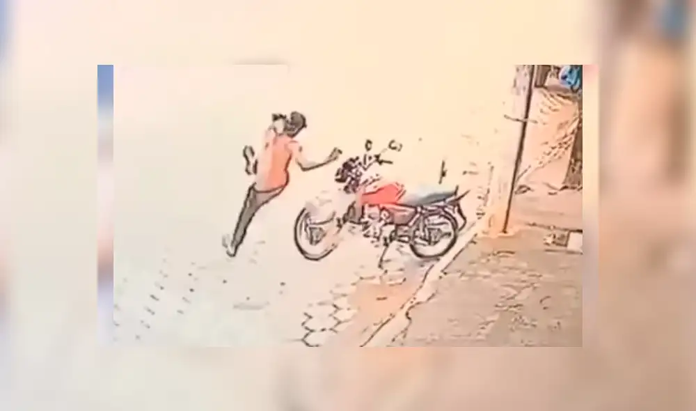 Facebook viral: Ciclista queda en ridículo tras querer 'vengarse' de moto mal estacionada [VIDEO]