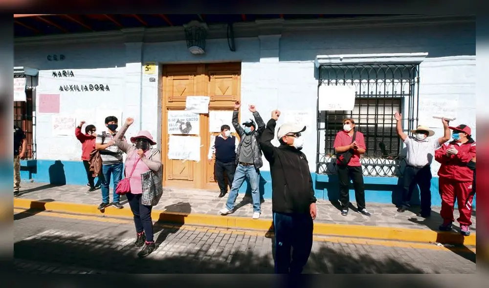 protesta. En el colegio María Auxiliadora se detuvo a quince padres de familia. No se les abrirá proceso por quebrantar estado de emergencia. protesta. En el colegio María Auxiliadora se detuvo a quince padres de familia. No se les abrirá proceso por quebrantar estado de emergencia.