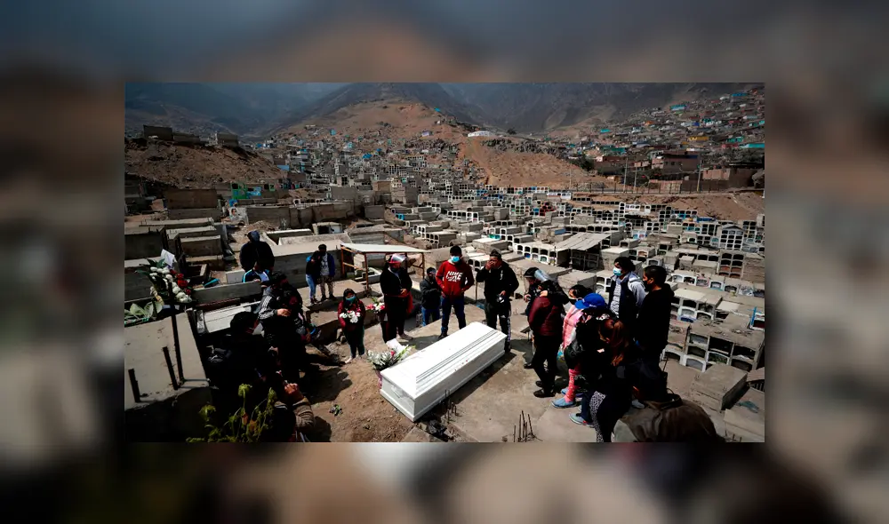 Perú registra oficialmente más de 28.000 fallecimientos a causa de la COVID-19. Foto: Paolo Aguilar / EFE
