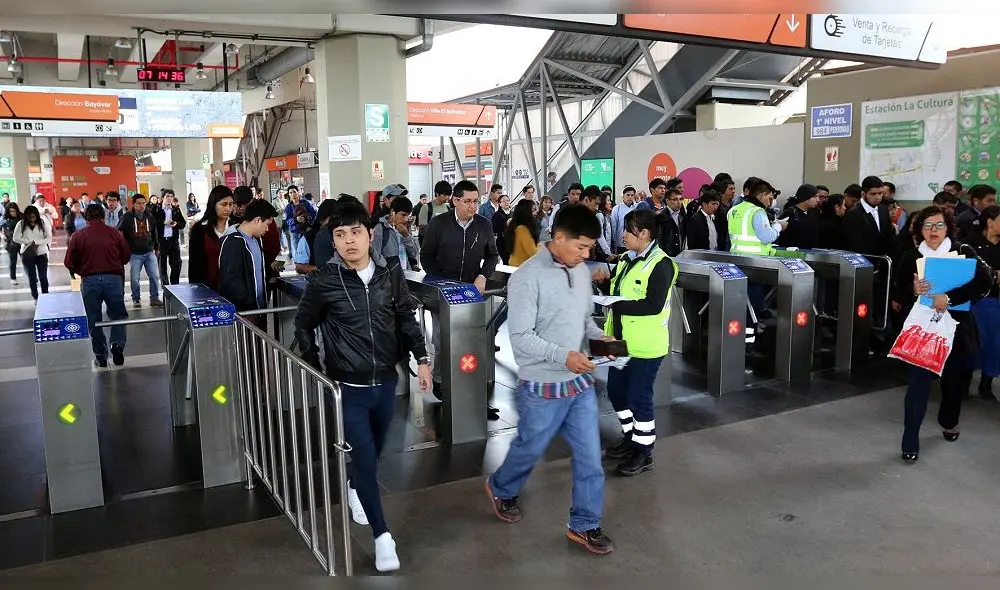 Al día, más de un millón de personas utilizan el servicio del Tren Eléctrico. Foto: La República