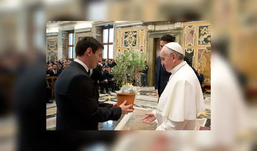 Lionel Messi y el Papa Francisco se conocieron en el año 2013. Foto: AFP