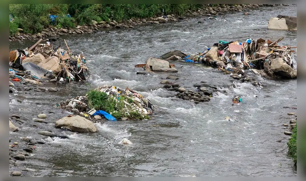 Autoridades instaron a la población a tomar conciencia sobre la contaminación de uno de los principales ríos del país. Foto: La República Autoridades instaron a la población a tomar conciencia sobre la contaminación de uno de los principales ríos del país. Foto: La República