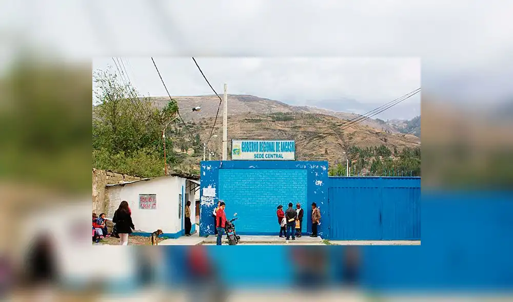 Al retorno todos deben sustentar haber recibido sus tres dosis de la vacuna. Foto: GRA