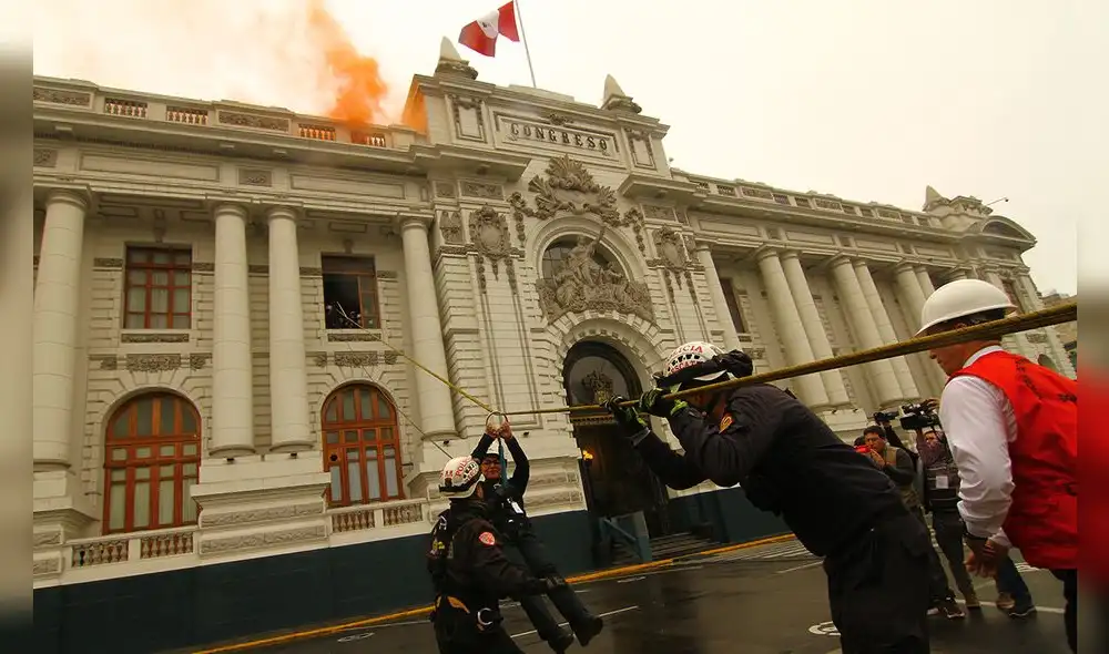 Personal de Rescate de la Policía Nacional del Perú se constituyó hasta los exteriores del Congreso para participar del simulacro. Foto: Congreso. Personal de Rescate de la Policía Nacional del Perú se constituyó hasta los exteriores del Congreso para participar del simulacro. Foto: Congreso.